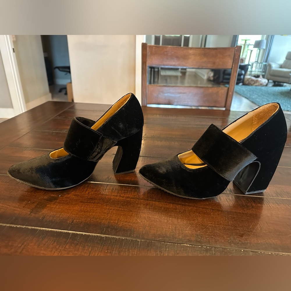 John Fluevog Women’s Fast Cars Joyride Heels Black Velvet Size 8 Like New